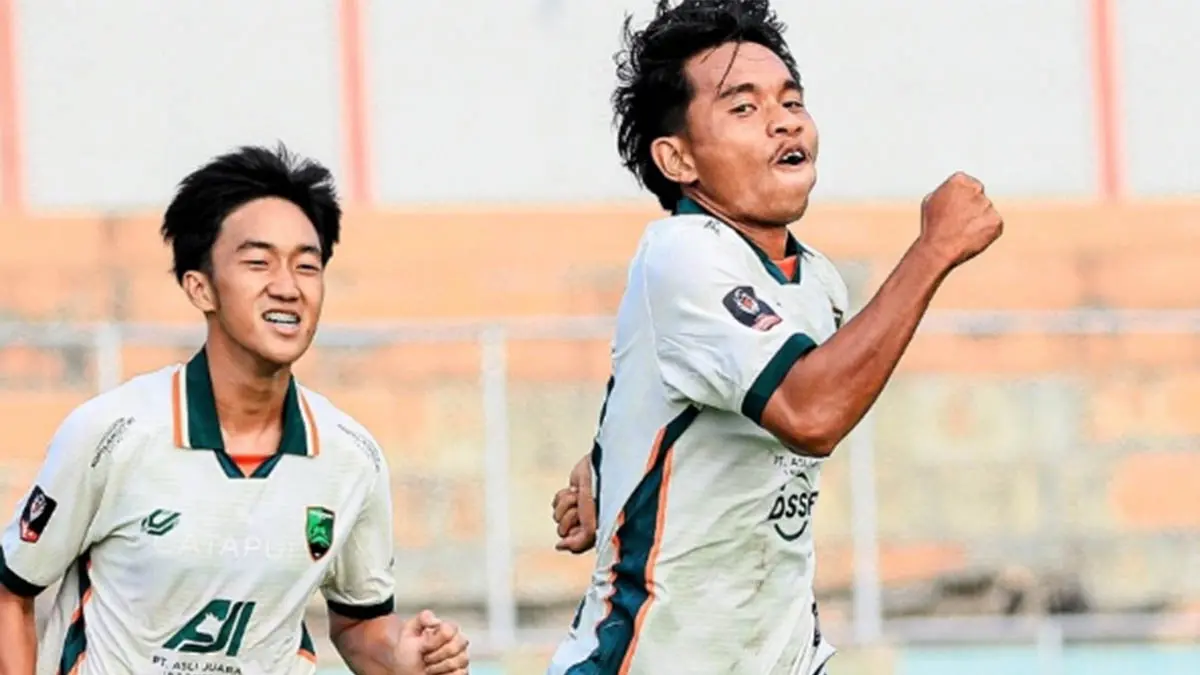 SUMBANG GOL: Ahmad Fauzi (kanan) bersama Diaz Firman Maulana seusai terjadinya gol bagi Pasuruan United saat melawan Persigar Garut. Laskar Santri Mbeling menang tipis 1-0 dan lolos ke babak 32 besar. (Foto: Pasuruan United for Jawa Pos Radar Bromo)