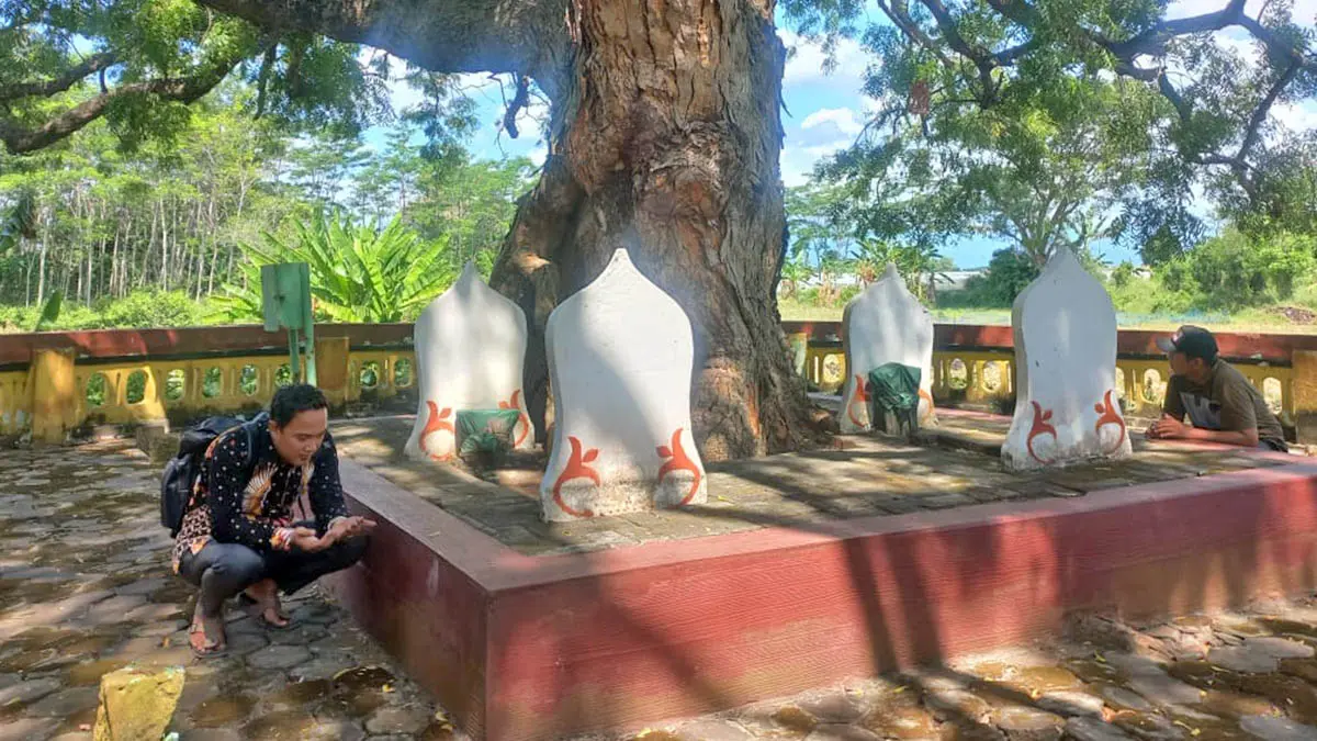 ZIARAH: Sekretaris Desa Sumberagung, Tri Hardiyanto Jiwandono saat berziarah di Makam Raden Agung. (Inneke Agustin/Radar Bromo)