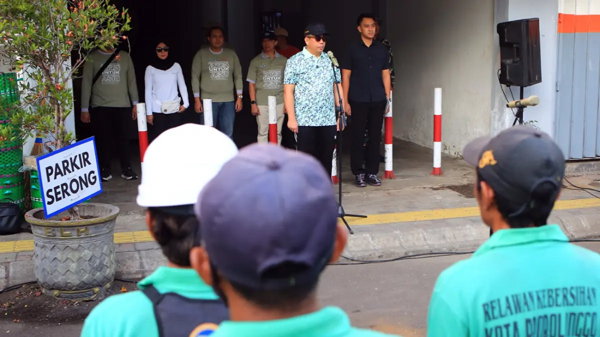 APEL: Wali Kota dr. Aminuddin memimpin apel peringatan HLH di kota Probolinggo menandai dimulainya kerja bakti korve di 5 pasar dan 200 RW serentak se-Kota Probolinggo. (Diskominfo Kota Probolinggo)