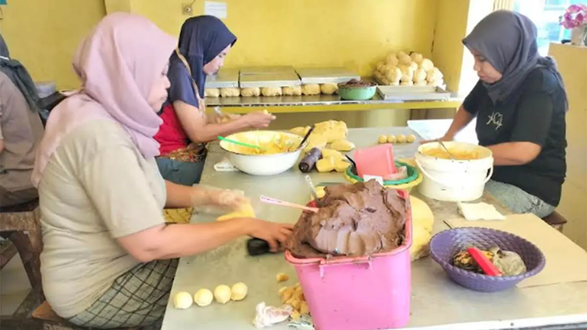 BANYAK KAUM HAWA: Proses pembuatan kue pia yang dilakukan ibu-ibu di Desa Kejapanan. (Foto: Rizal F Syatori/Jawa Pos Radar Bromo)