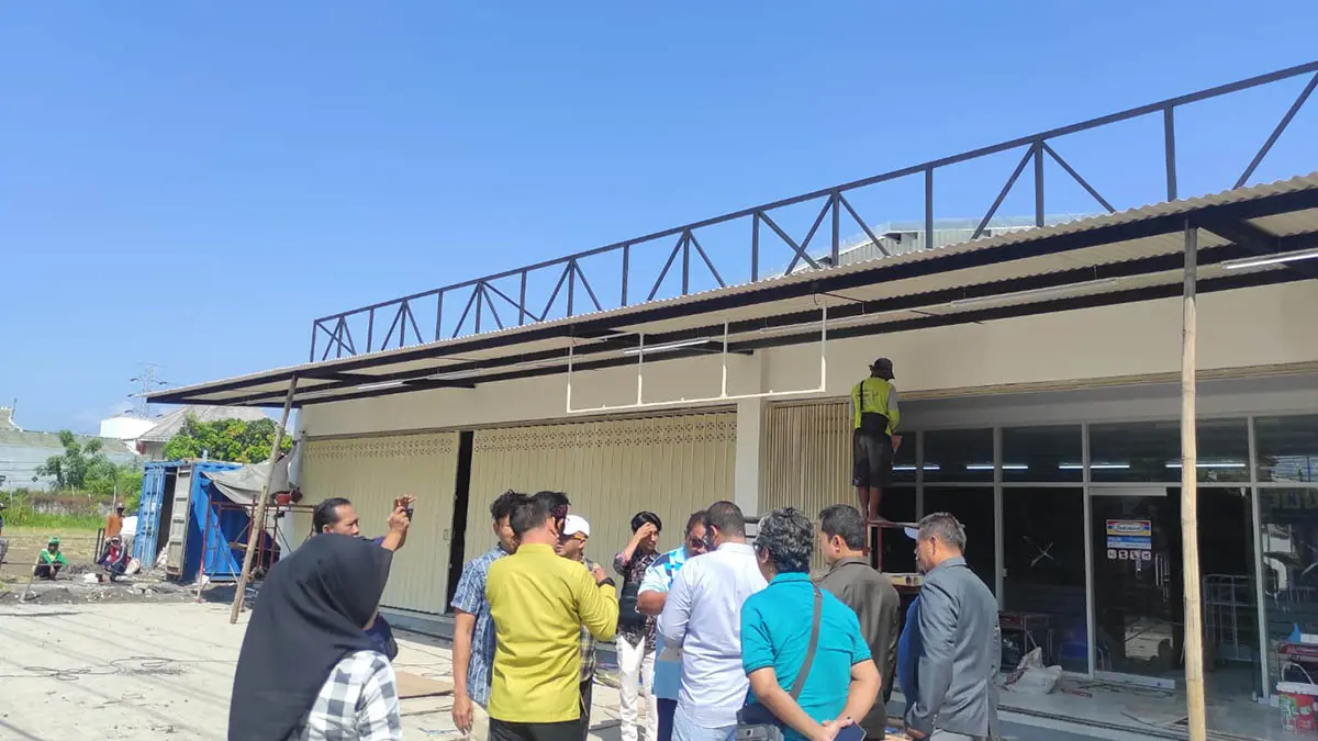 CEK LOKASI: Jajaran dewan dari Komisi III DPRD saat meninjau lokasi pembangunan gedung swalayan di Jalan HOS Cokroaminoto, Kota Probolinggo. (Foto: Arif Mashudi/Jawa Pos Radar Bromo)