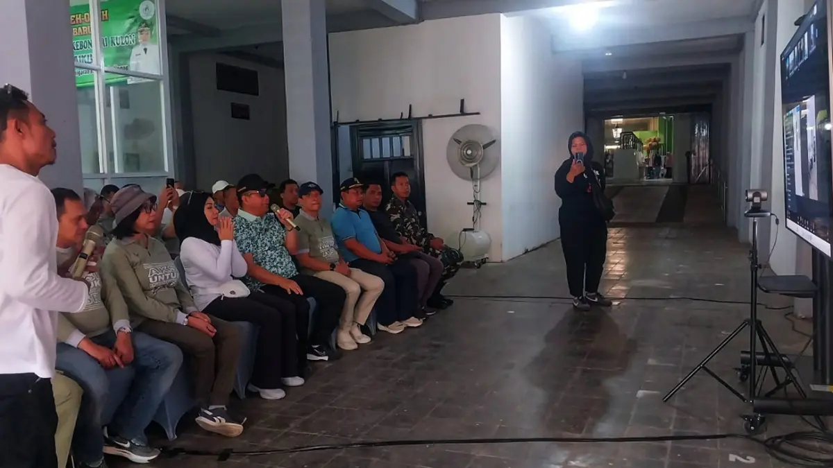 DIPANTAU: Wali Kota dr. Aminuddin memantau pelaksanaan korve 5 pasar dan 200 RW se-kota Probolinggo melalui zoom meeting usai apel. (Evelyn Ridhayanti/ Radar Bromo)