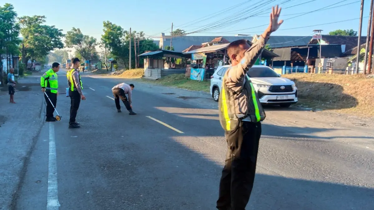Petugas saat melakukan olah TKP kecelakaan maut di Legok, Gempol, Kabupaten Pasuruan (7/6). 