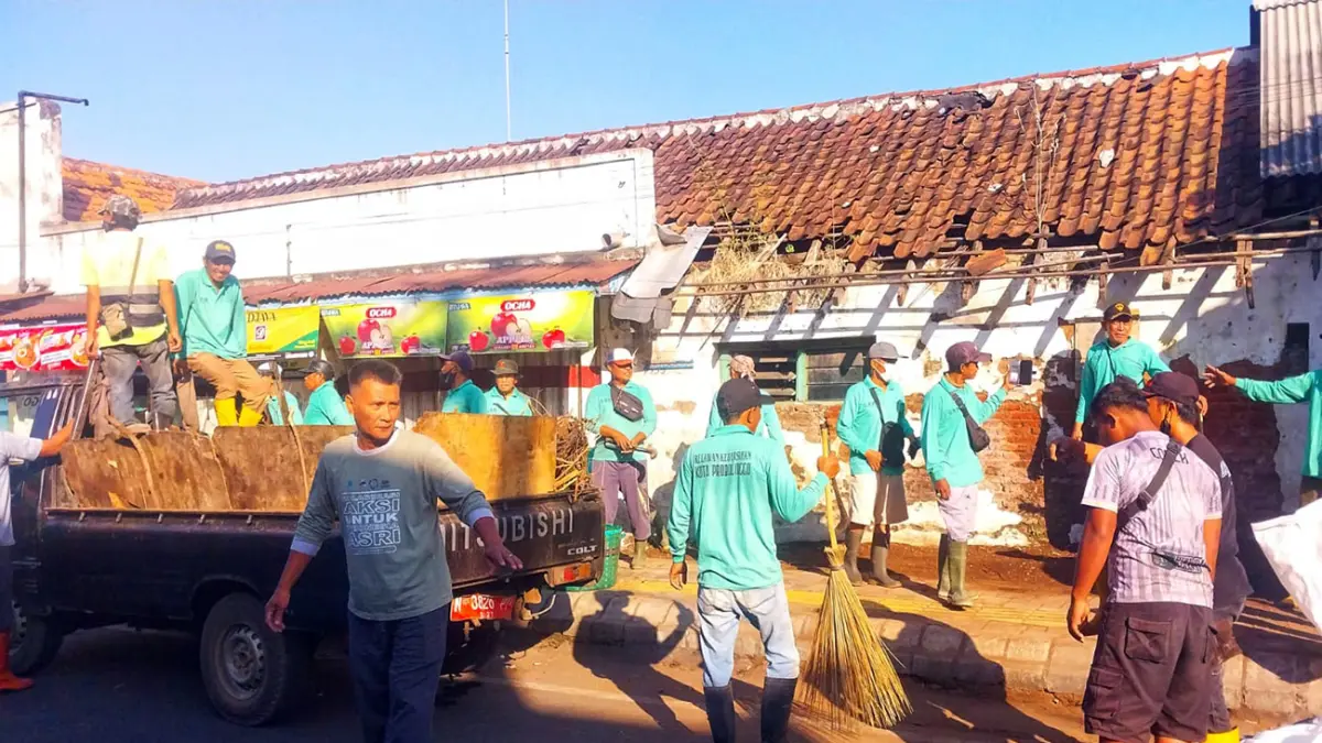 RELAWAN : Beginilah aksi gerak cepat para relawan kebersihan kota Probolinggo saat bahu-membahu membersihkan pasar di sisi Jl. Siaman.
