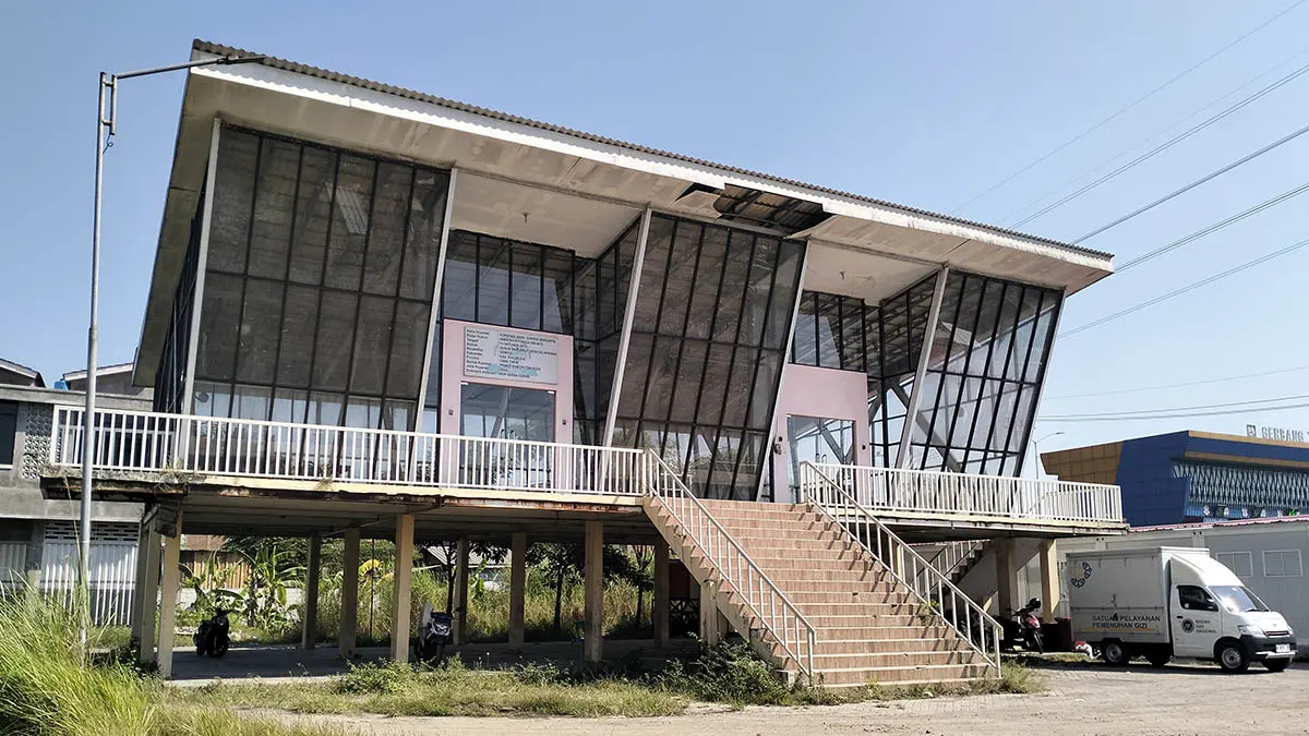 TAK DIGUNAKAN: Gedung Sentra Pia di Desa Kejapanan yang sekarang tak ditempati. Gedung ini dikelola Koperasi Wasuka dan hanya digunakan untuk aktivitas sosialisasi. (Foto: Rizal F Syatori/Jawa Pos Radar Bromo)