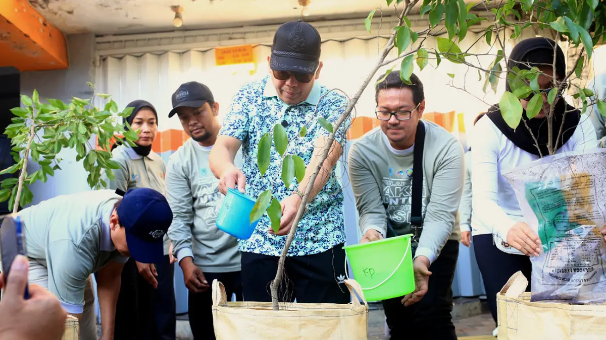 TANAM POHON: Penanaman seribu pohon beringin dan kayu putih oleh Wali Kota dr. Aminuddin secara simbolis. (Diskominfo Kota Probolinggo for Radar Bromo)