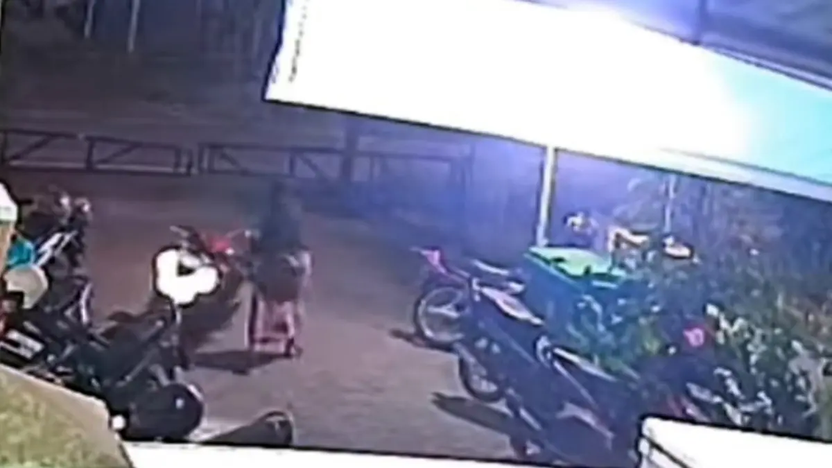 TEREKAM: Aksi pencurian motor korban yang terekam CCTV. 