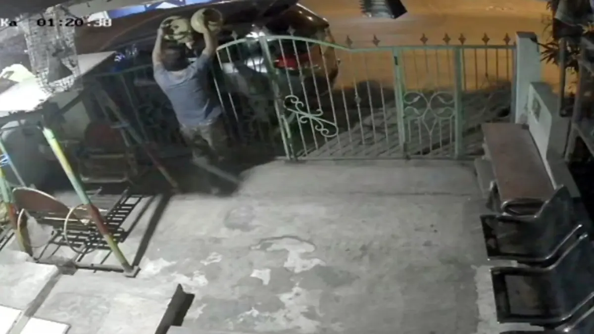 TEREKAM CCTV: Aksi pencuri saat menggarong tabung elpiji melon dari toko di kawasan perempatan Kancil Mas Bangil. 