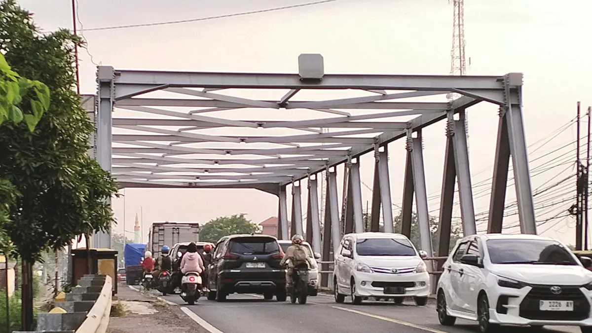 BAKAL DIBONGKAR: Sejumlah pengendara melintas di Jembatan Pajarakan, Kabupaten Probolinggo. Jembatan ini&nbsp; akan dibongkar total karena tak lagi kokoh. (ACHMAD ARIANTO/JAWA POS RADAR BROMO)