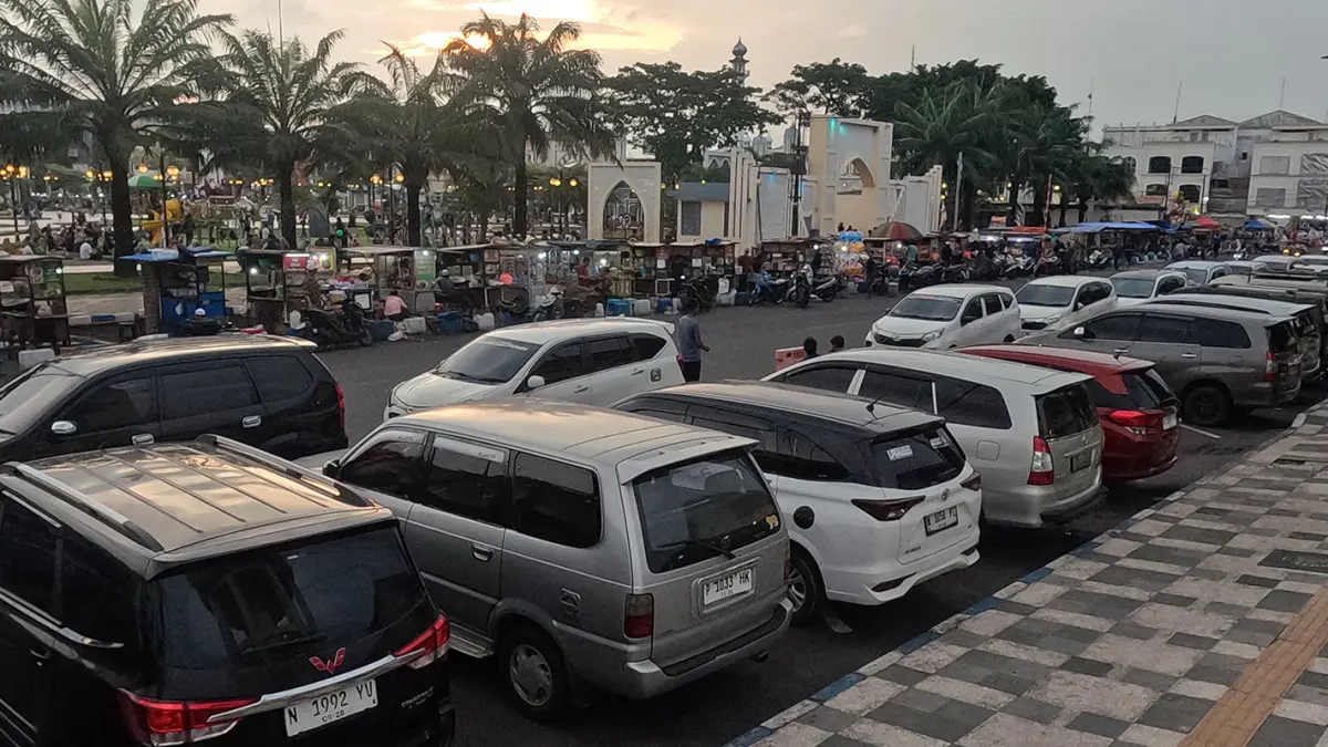 BELUM PENUHI TARGET: Deretan mobil parkir di kawasan alun-alun Pasuruan. (Mokhamad Zubaidillah/ Radar Bromo)