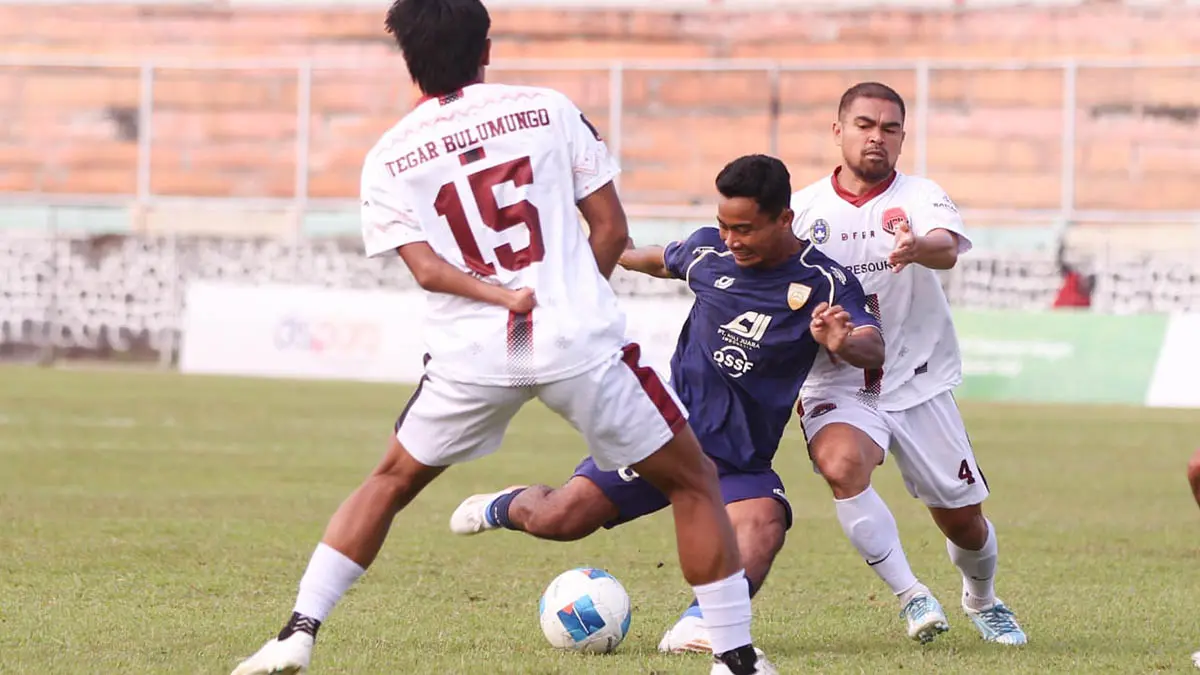 BERJIBAKU: Pemain Pasuruan United saat berjibaku menghadapi permainan lawan. (Dokumen Radar Bromo)