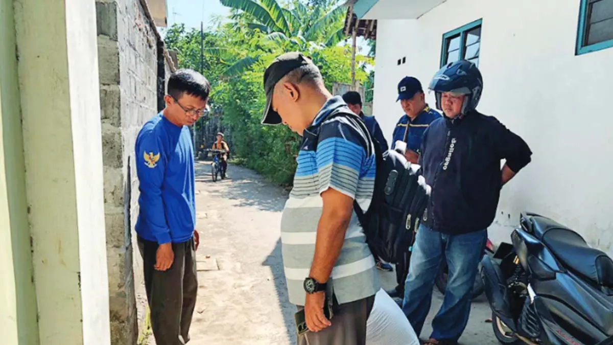CEK LANGSUNG: Sekretaris Desa Warujinggo Sugeng (paling kiri) bersama Perangkat Pemerintah Kecamatan Leces, mengecek langsung hasil pembangunan drainase.