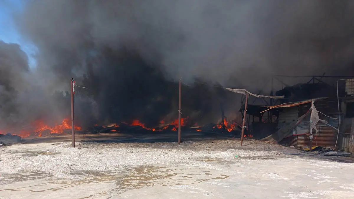 MEMBARA: Bangunan gudang plastik saat terbakar, berada di Dusun Kisik, Desa/Kecamatan Gempol. (Foto: Polres Pasuruan for Jawa Pos Radar Bromo)