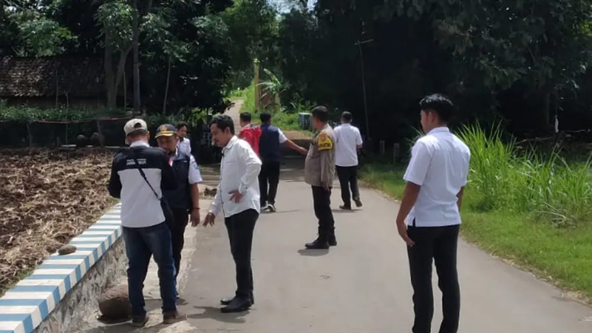 MULUS: Tim Monitoring dan Evaluasi Kecamatan Pakuniran mengecek hasil pembangunan TPT dan jalan rabat beton di Dusun Pasar RT/RW 3/5. (DIDIK PURWANTO/JAWA POS RADAR BROMO)