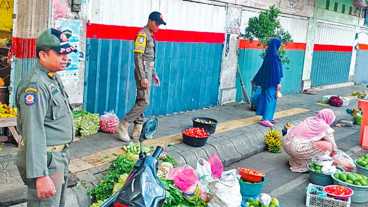 PENERTIBAN: Anggota Satpol PP Kota Probolinggo menertibkan para pedagang di sekitar Pasar Baru Kota Probolinggo, Sabtu (6/6). (SATPOL PP KOTA PROBOLINGGO FOR JAWA POS RADAR BROMO)