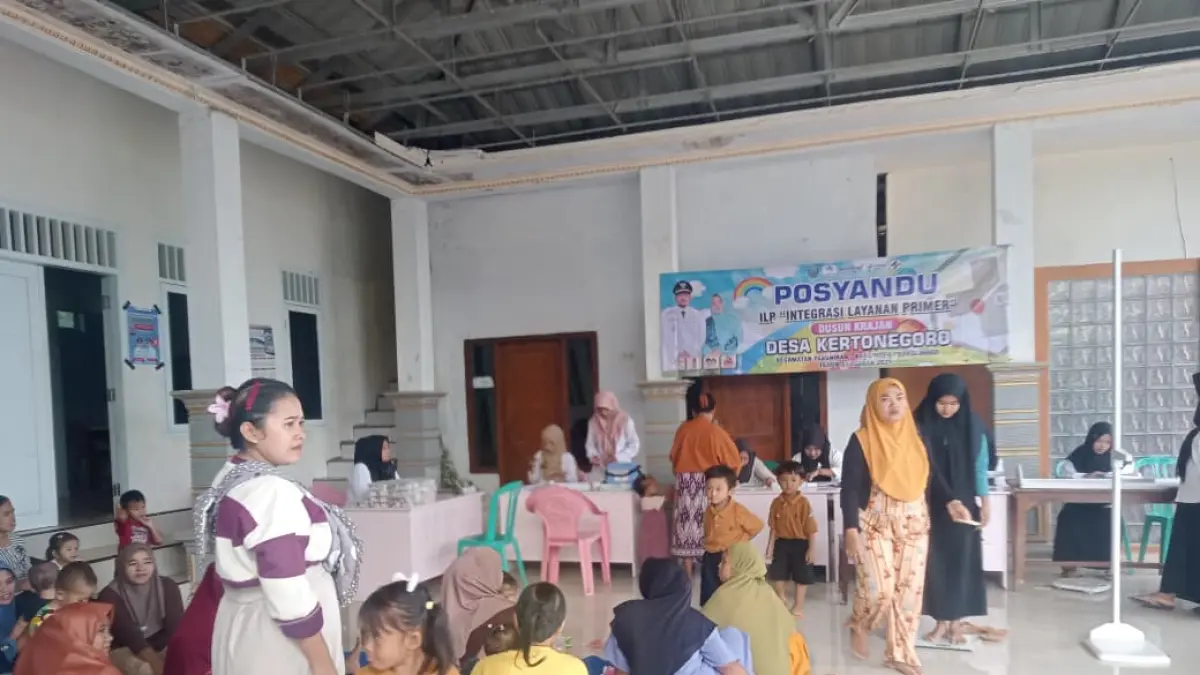 POSYANDU: Warga Desa Kertonegoro antusias mengikuti Posyandu Integrasi Layanan Primer di Dusun Krajan.