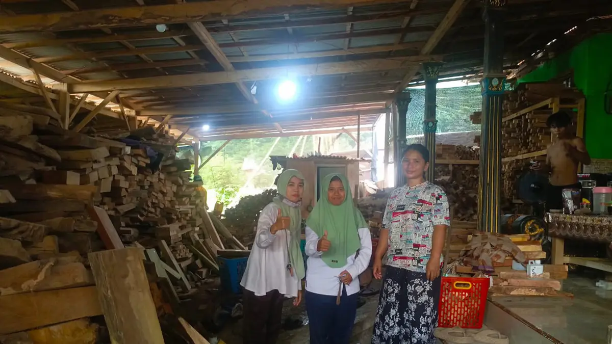 POTENSI DESA: Industri kayu eksotik di Dusun Jellun, Desa Bimo, Kecamatan Pakuniran, terus berkembang dan menjadi salah satu penggerak ekonomi masyarakat setempat.
