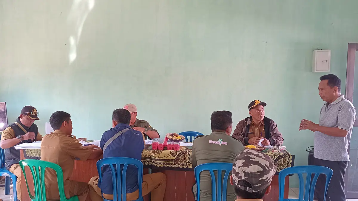 BERI KETERANGAN: Kepala Desa Bucor Wetan Akhmad Zaini (berdiri) bersama tim monev dari Kecamatan Pakuniran. 