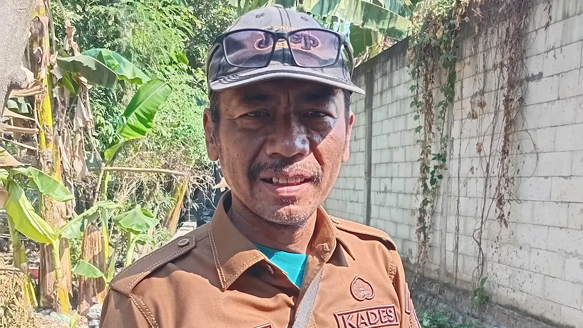 BERI YANG TERBAIK: Kepala Desa Bucor Kulon H. Abd Sukur. (DIDIK PURWANTO/JAWA POS RADAR BROMO)