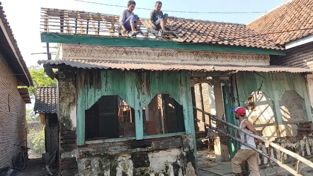 BUKTI SEJARAH: Warga Desa Alastlogo, Lekok gotong royong memugar rumah keluarga Harun Singorejo, kepala Desa Alastlogo tahun 1921-1942. (M Busthomi/ Radar Bromo)