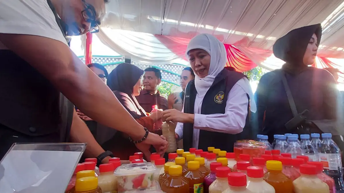 JAGA HARGA: Gubernur Jawa Timur Khofifah Indar Parawansa menghadiri kegiatan Pasar Murah di Gladak Serang, Kota Probolinggo, Senin (8/6). (ARIF MASHUDI/JAWA POS RADAR BROMO)