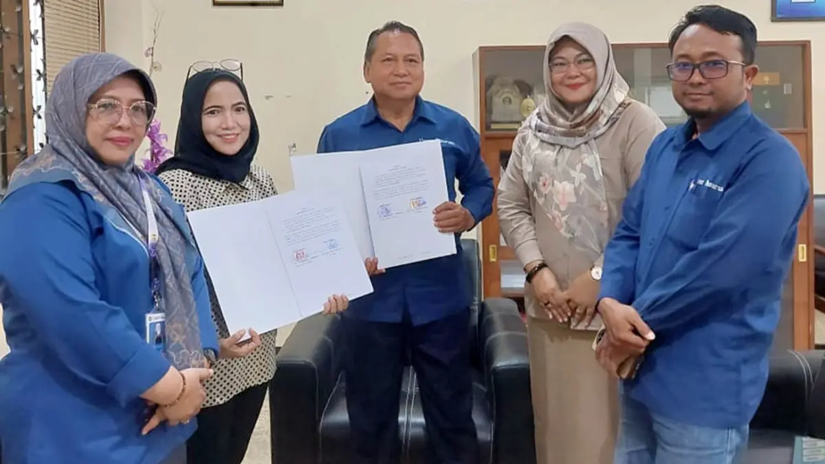 KERJA SAMA: Kabiro Jawa Pos Radar BromoNur Laily Arifiyah bersama Rektor Universitas Merdeka Pasuruan Muhammad Misdram dan jajarannya usai meneken MoU. 