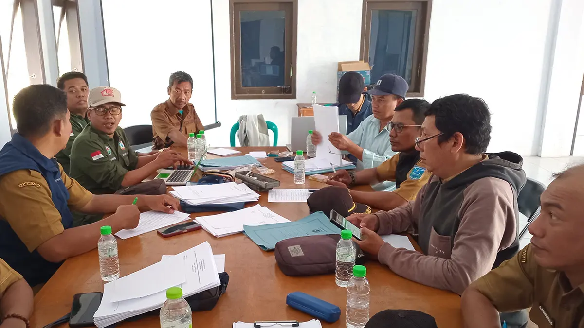 KROSCEK DATA: Kepala Desa Bucor Kulon H. Abd Sukur (lima dari kiri) mendampingi Tim Monev Kecamatan Pakuniran. (DIDIK PURWANTO/JAWA POS RADAR BROMO)