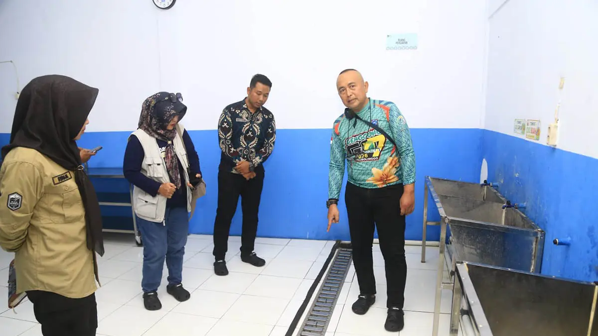 MONITORING EVALUASI: Satgas MBG Kabupaten Probolinggo meninjau tata kelola di SPPG Kalirejo Kecamatan Dringu. (Foto: Istimewa)