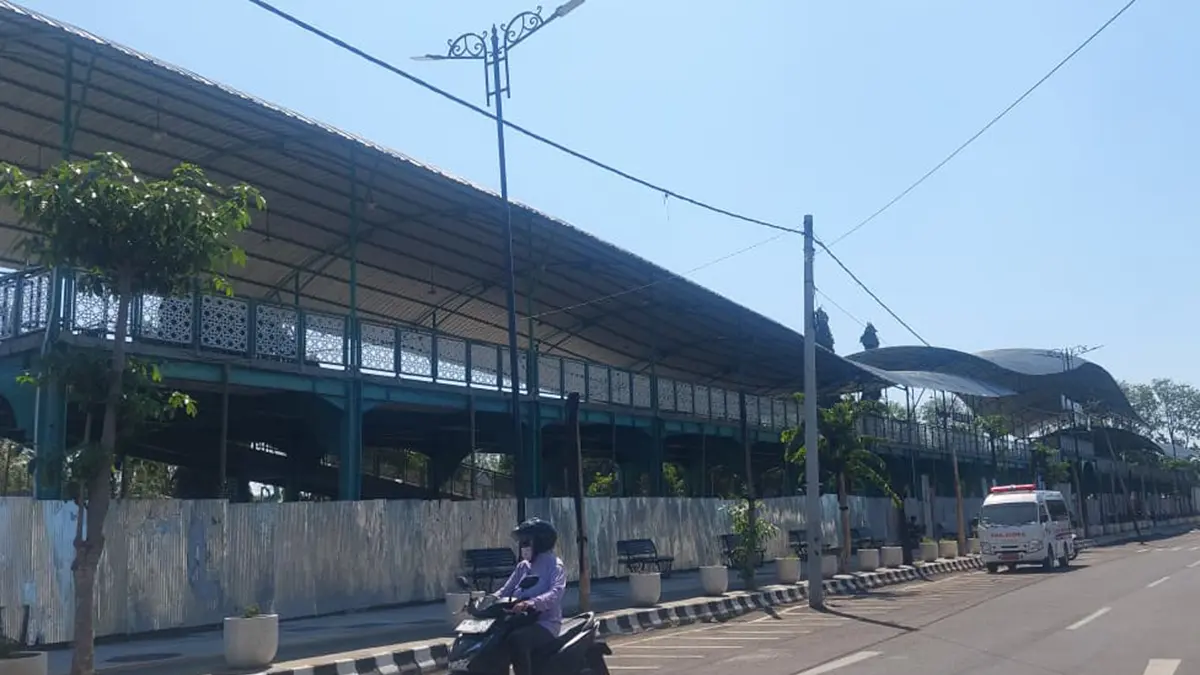 MULAI DIGARAP: Revitalisasi Pujaserah Alun-Alun Kota Probolinggo mulai digarap. Proyek ini harus rampung dalam waktu 146 hari.&nbsp;&nbsp;(ARIF MASHUDI/JAWA POS RADAR BROMO)