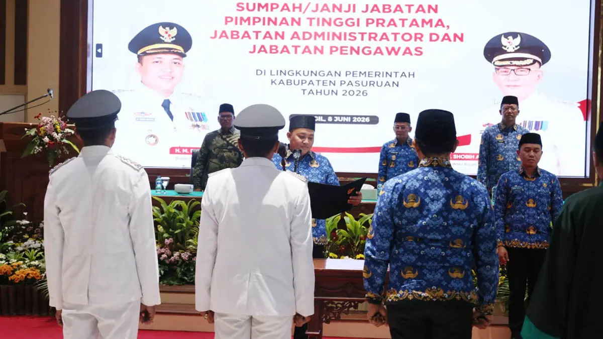 MUTASI: Bupati Pasuruan M Rusdi Sutejo saat memimpin jalannya pelantikan puluhan pejabat di lingkungan Pemkab Pasuruan. (Pemkab Pasuruan for Radar Bromo)