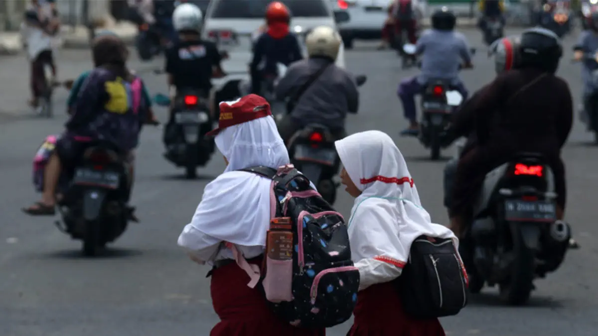 PULANG SENDIRI: Siswa sekolah dasar di Kota Pasuruan saat pulang sekolah. Dinas Pendidikan dan Kebudayaan mencatat di tahun ini ada 2.922 siswa sekolah dasar yang akan lulus. (Foto: dok Jawa Pos Radar Bromo)