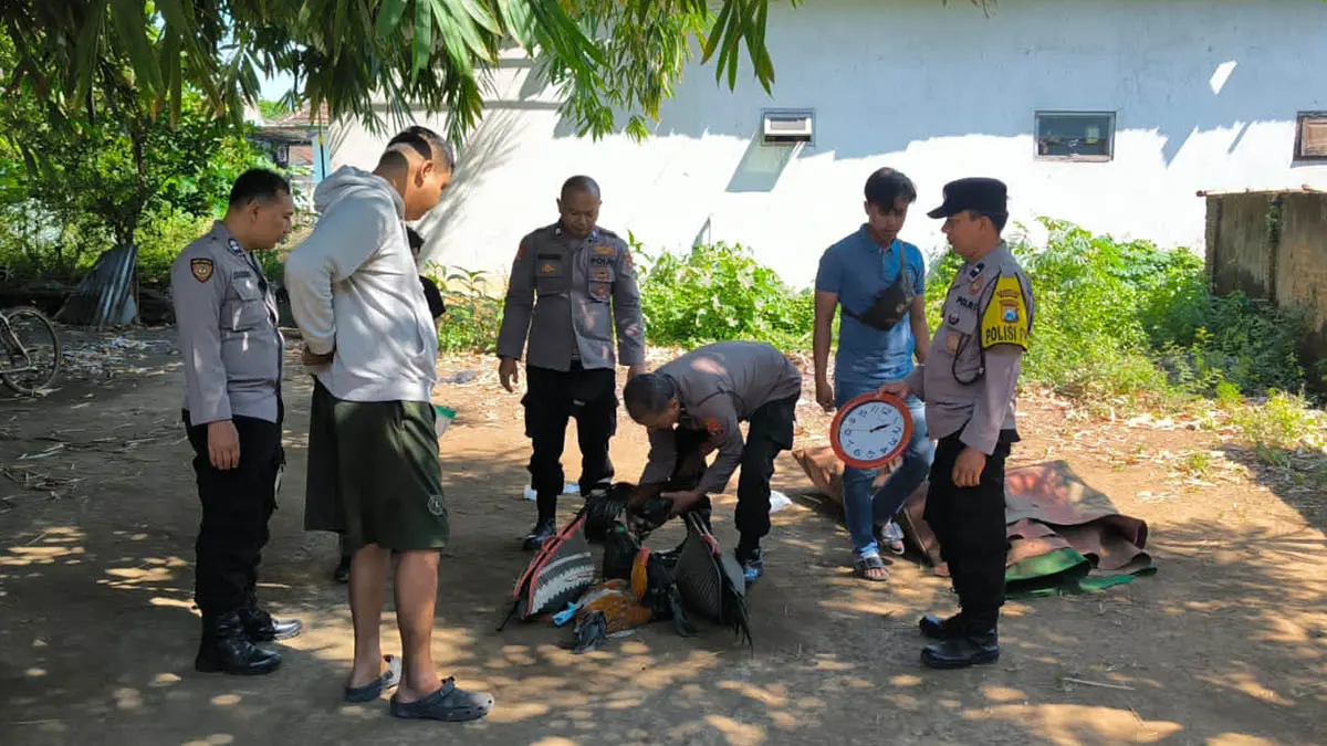 SUDAH SEPI: Polisi saat mengamankan sejumlah ayam di sebuah lokasi di Desa Karagsentul yang diduga digunakan untuk tempat judi sabung ayam. (Foto: Polres Pasuruan Kota for Jawa Pos Radar Bromo)
