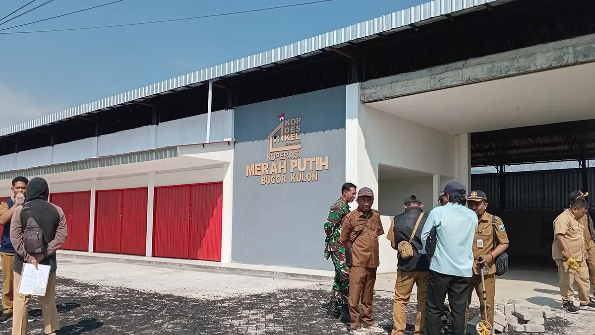 TURUN LANGSUNG: Kepala Desa Bucor Kulon H. Abd Sukur bersama tim monev Kecamatan Pakuniran melihat hasil pembangunan paving di area KDMP di Dusun Krajan RT 9/RW 2.