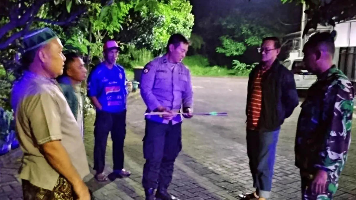 AMANKAN: Petugas saat mengamankan anak panah misterius. Kini benda tersebut diamankan di Mapolsek Pandaan. (Polsek Pandaan for Radar Bromo)