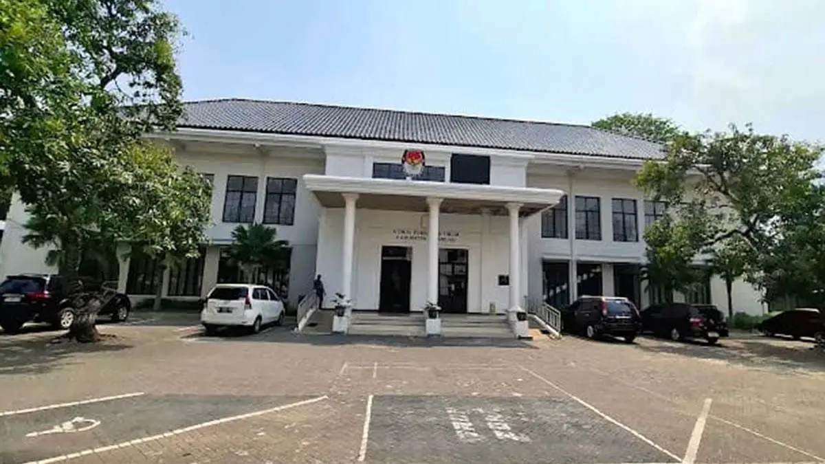 ASET DAERAH: Gedung yang kini ditempati KPU Kabupaten Pasuruan. Rencananya, aset daerah tersebut, akan dimanfaatkan untuk wisma atlet. (Dokumen Radar Bromo)