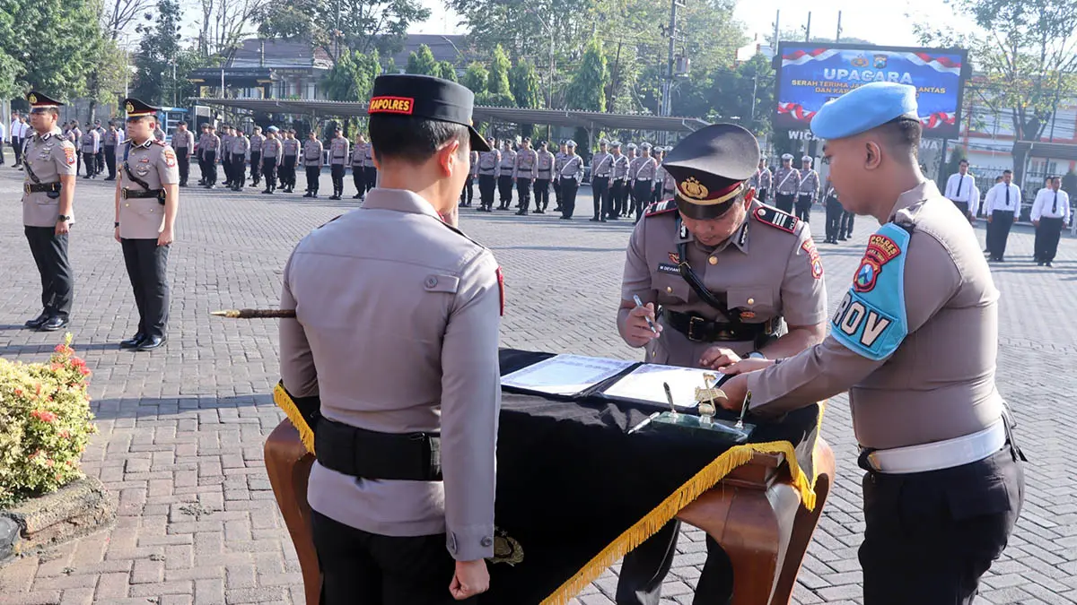 BERGANTI: Sertijab yang berlangsung di Mapolres Pasuruan. Kapolres Pasuruan AKBP Harto Agung Cahyono memimpin langsung jalannya sertijab tersebut. (Humas Polres Pasuruan for Radar Bromo)