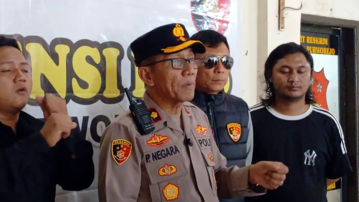 BERI KETERANGAN: Kapolsek Purworejo Kompol I Made Patera Negara, saat memberikan keterangan atas kasus yang berhasil diungkap. (Fuad Alyzen/Radar Bromo)
