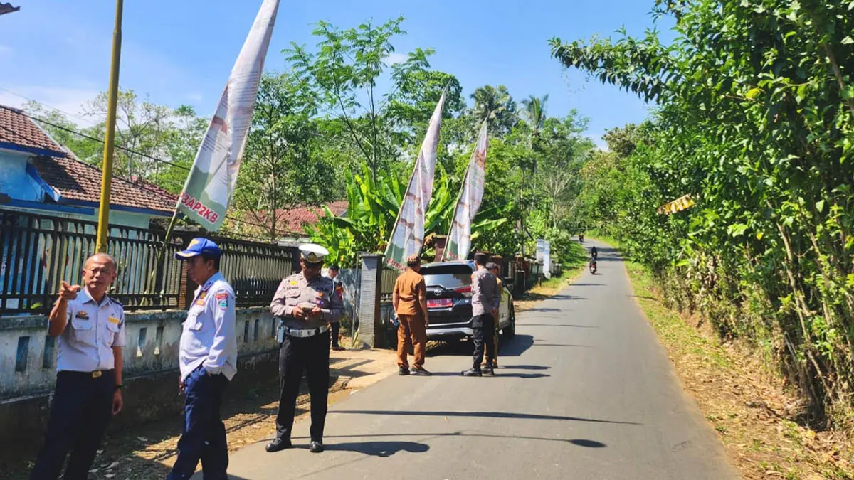 CEK LAPANG: Petugas gabungan melakukan pengecekan lapang untuk pemasangan portal di Desa Segaran, Kecamatan Tiris. (Foto: Dishub for Jawa Pos Radar Bromo)