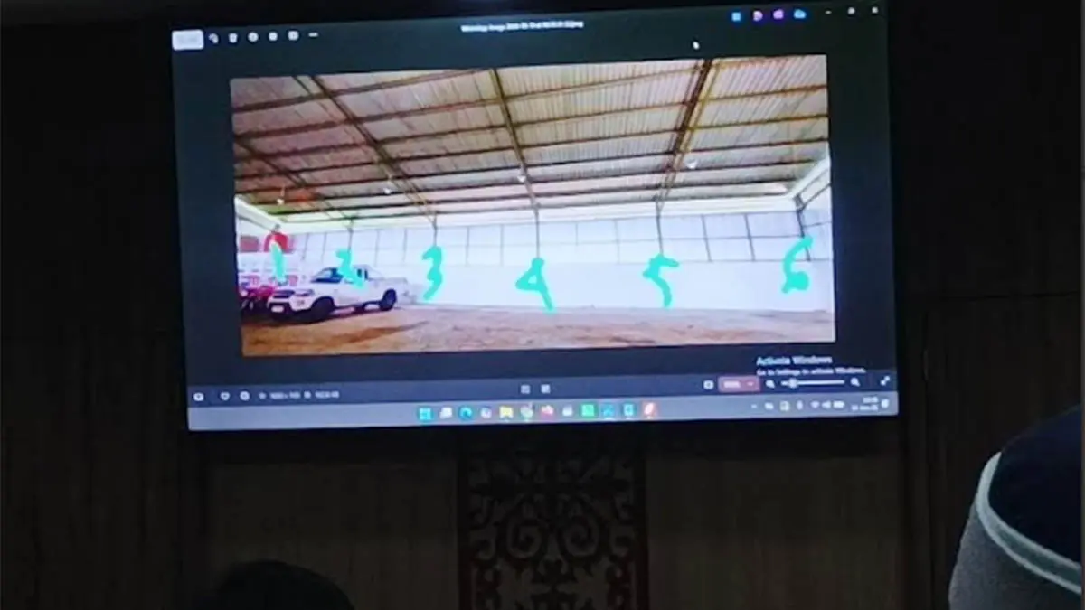 DITANDAI: Slide yang memperlihatkan bangunan tidak sesuai dengan spesifikasi di salah satu KDMP. (Foto: Agus Faiz Musleh/Jawa Pos Radar Bromo)