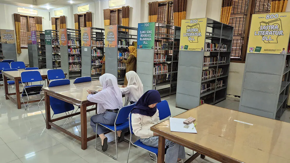 GUDANG ILMU: Suasana Perpusda Sekargadung, Kota Pasuruan. Pengunjung perempuan mendominasi kunjungan awal tahun. (Fahrizal Firmani/Radar Bromo)