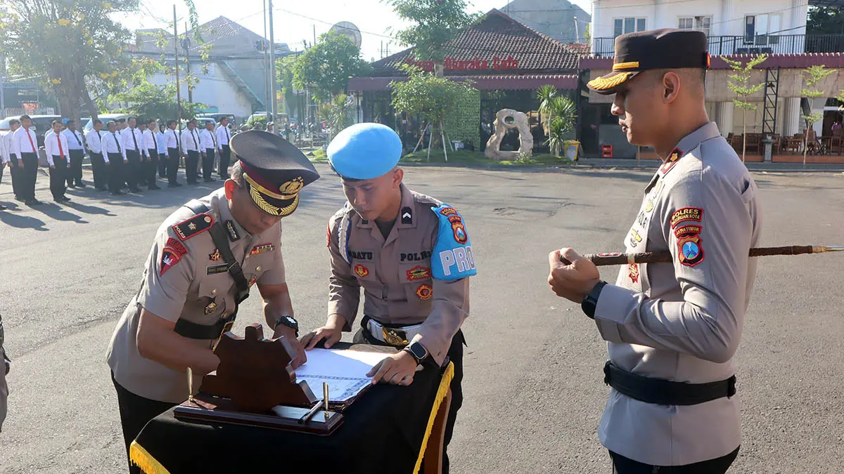 MUTASI: Kapolres Pasuruan AKBP Titus Yudho Uly saat memimpin jalannya sertijab di halaman Mapolres Pasuruan Kota beberapa waktu lalu. (Polres Pasuruan Kota for Radar Bromo)