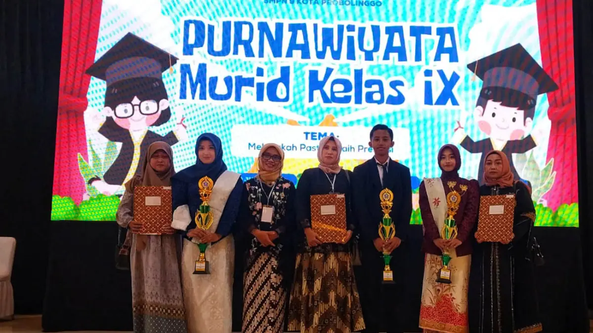 PARALEL: Usai menyerahkan apresiasi, Kabid Pendas Disdikbud Kota Probolinggo Qamaruddin foto bersama siswa-siswi peringkat terbaik nilai raport paralel SMPN 9 Kota Probolinggo.