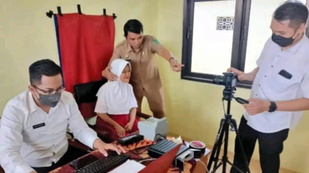PEREKAMAN: Salah satu pelajar saat perekaman untuk pencetakan KIA. Keberadaan KIA cukup penting, dalam menunjang kebutuhan administrasi kependudukan anak. (Dokumen Radar Bromo)