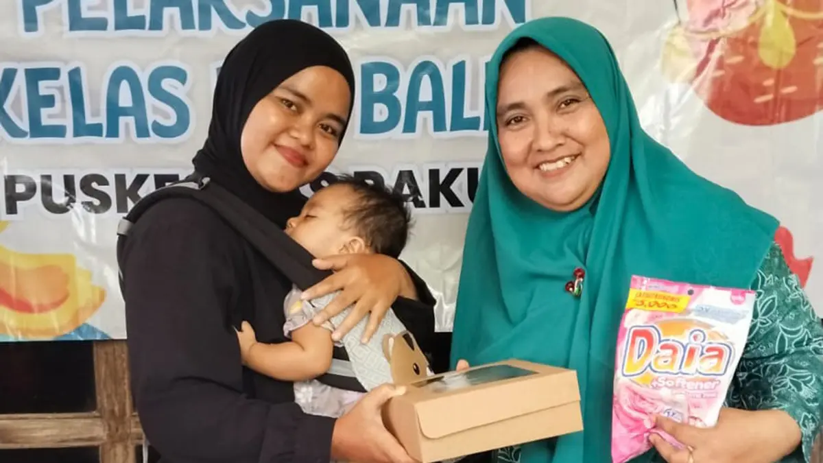 POSYANDU DESA: Ketua TP PKK Desa Pakuniran Sulyawati mengikuti agenda Posyandu.