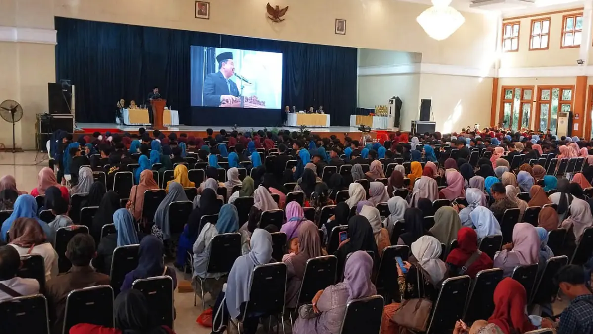 PURNAWIYATA: Agenda Purnawiyata murid kelas IX SMPN 9 Kota Probolinggo TA 2025/2026 digelar dengan meriah di Ballroom Paseban Sena, Selasa (9/06). Acara itu juga sekaligus jadi ajang perpisahan sang kepala sekolah Qamaruddin.