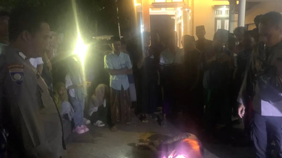 SASARAN AMUK MASSA: Wah, warga Desa Kalikajar Kulon, Paiton, Kabupaten Probolinggo klenger usai dimassa, Selasa malam (9/6)