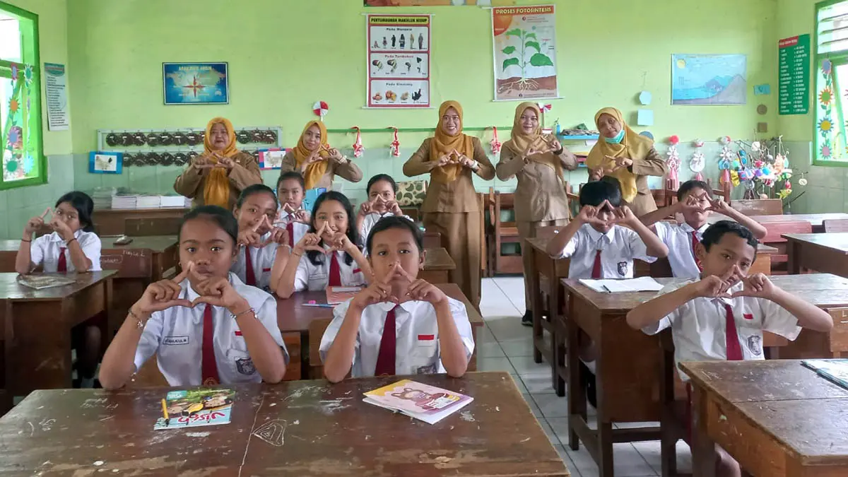 SEHAT: Petugas Kesehatan Puskesmas Nguling saat hadir di salah satu sekolah di wilayah Kecamatan Nguling. Kehadiran tim medis ini, berperan untuk mendukung hidup sehat di kalangan pelajar. (Puskesmas Nguling for Radar Bromo)