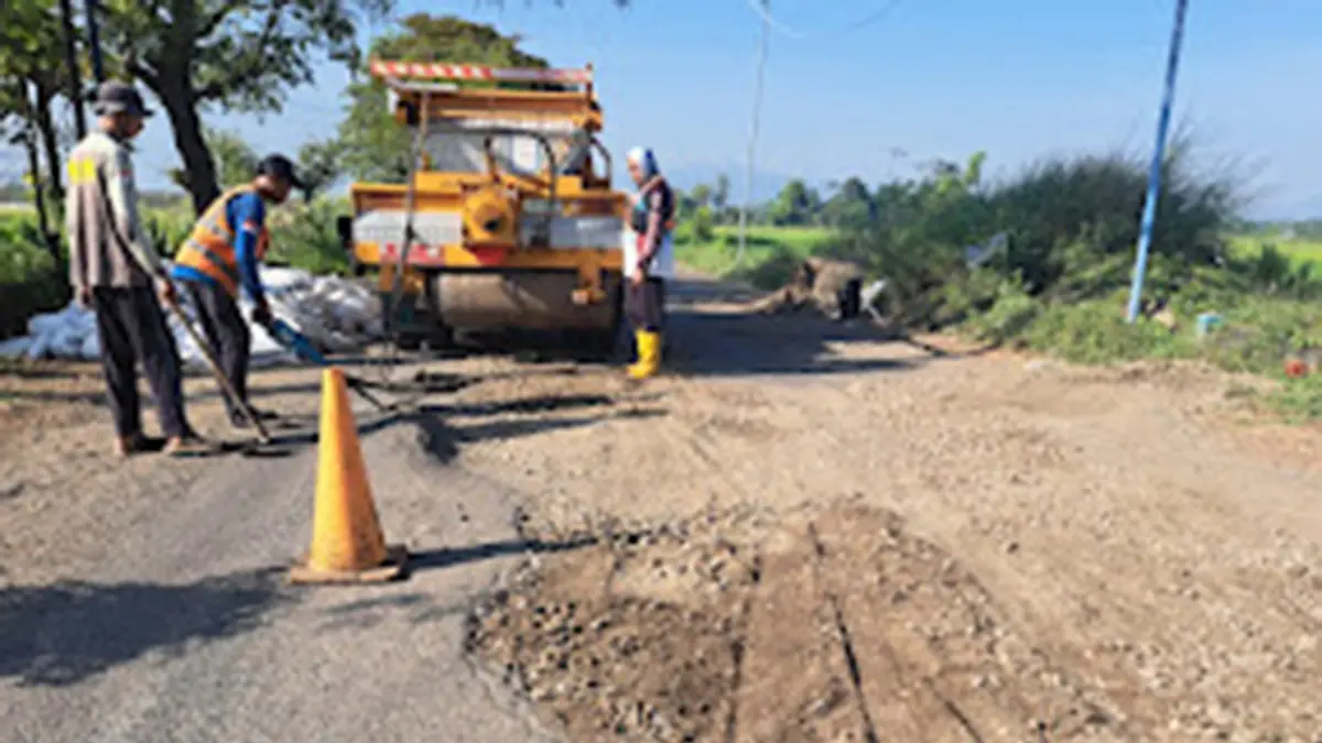 TAMBAL SULAM: Tim Alpomain Timur memperbaiki jalan Jabung-Besuk sepanjang 5,490 kilometer yang menjadi salah satu lokasi aduan warga. (ISTIMEWA)