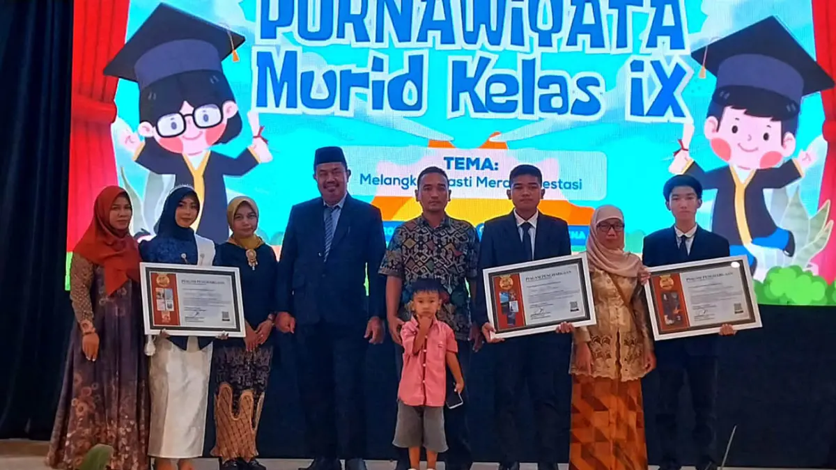 TERBAIK TKA: Inilah murid kelas 9 SMPN 9 Kota Probolinggo yang meraih 3 peringat tertinggi TKA tingkat sekolah saat mendapatkan apresiasi.