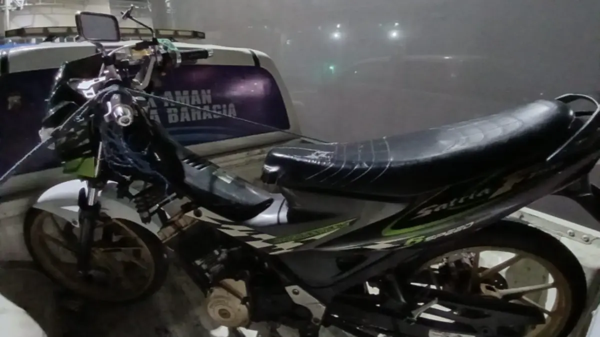 AMANKAN: Motor korban yang ringsek usai menabrak truk. (Humas Polres Pasuruan for Jawa Pos Radar Bromo)